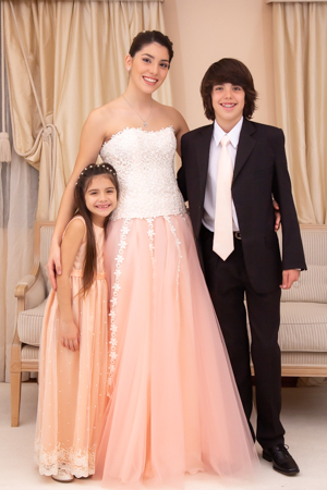 dos hermanos y un hermano abrazados en cumpleaños de quince