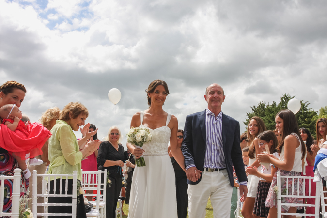 novia entrando a la ceremonia religiosa con su padre