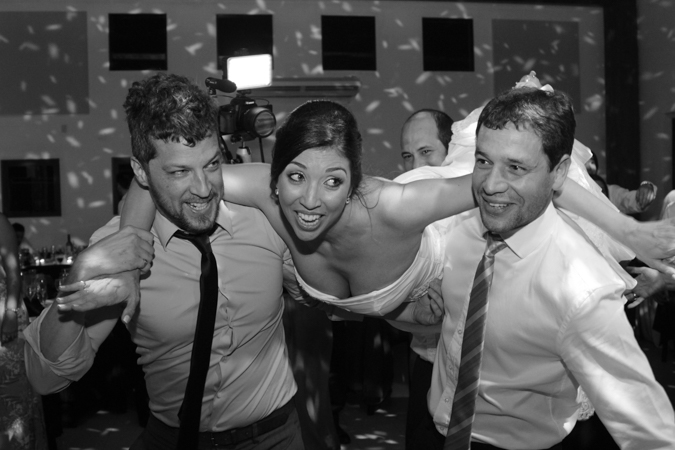 novia bailando con amigos en fiesta