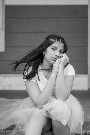 foto de mujer joven mirando a camara