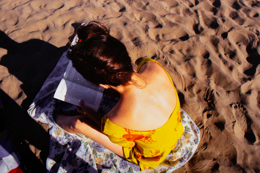 retrato en la playa en 35mm por Marcia Filz